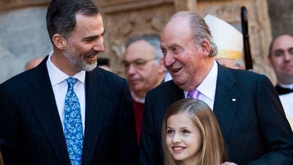 King Felipe VI of Spain stands with his father Juan Carlos I (r) and one of his daughters Princess Leonor in 2018.