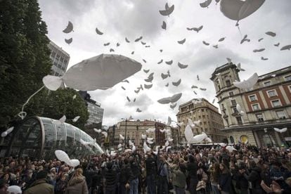 Balloons shaped like doves are released in Bilbao to mark the end of A Gesture for Peace. 