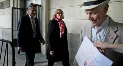Judge María Servini walks out of a Seville courthouse after taking statements from Paco Marín (right).