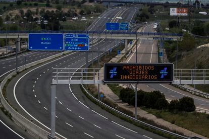 The A-1 freeway from Madrid to Burgos on Thursday, free of traffic.