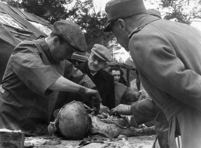 Disección de un cadáver exhumado en 1943 de las fosas comunes de Katyn (Rusia)