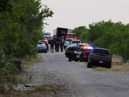 Policías trabajan en el sitio donde fue encontrado el trailer con los cuerpos de 42 migrantes, el 27 de junio, en San Antonio, Texas.