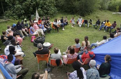 Migrants attend a meeting in an occupied house in Irun.