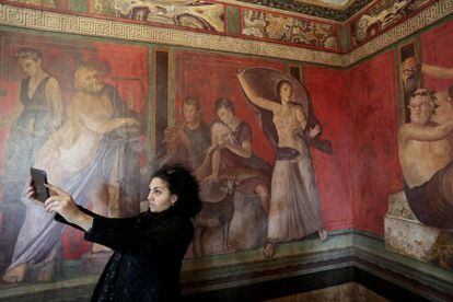 A woman takes a selfie in the Villa of the Mysteries in Pompeii.