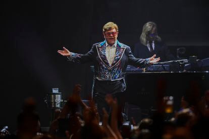 Elton John greeting the audience at his last concert in Stockholm.