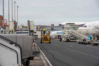 Workers in the loading area of Madrid-Barajas airport.
