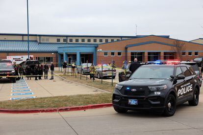 Vehículos de Policía frente al instituto de educación secundaria de Perry, en Iowa (EE UU)
