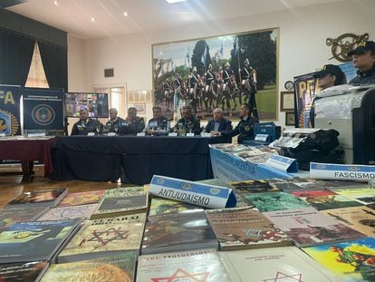 Buenos Aires Police officials during a conference, with some of the titles seized from Librería Argentina.