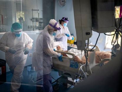 Health workers in an intensive care unit in Clínico hospital in Valencia.