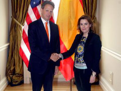 US Treasury Secretary Geithner greets Sáenz de Santamaría.