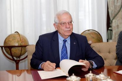 Spanish Foreign Minister Josep Borrell signing the treaty.