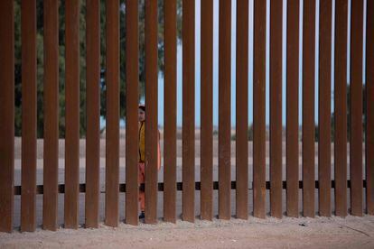 A young migrant on the border between Mexico and the United States, near Yuma (Arizona).