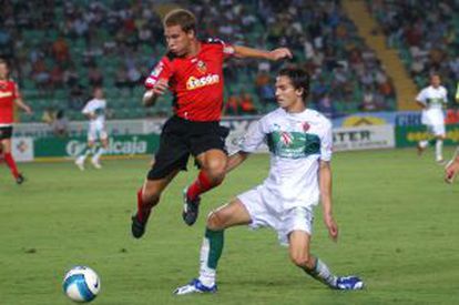 Criado (left) in action for Ciudad de Murcia against Elche in 2006.