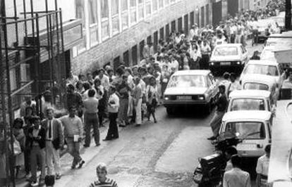 Immigrants stand in line to get residency papers in 1985.