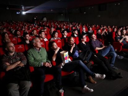 Viewers watch 'Ocho apellidos vascos' in Madrid's Cines Princesa theater, on the first day of the Fiesta del Cine event on Monday.