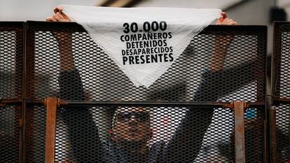 A protester against a tribute held in honor of the victims of leftist groups during the military dictatorship.