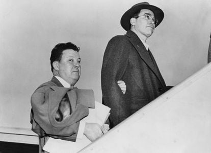 Morton Sobell boarding a plane from San Francisco to New York, where he was imprisoned in Alcatraz.