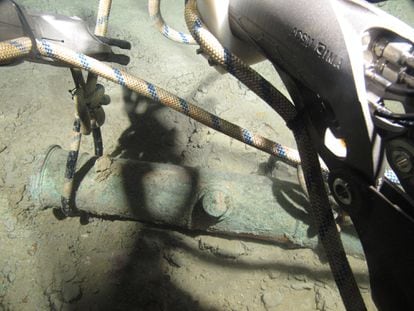 A bronze cannon salvaged from the ‘Mercedes’ at a depth of more than 1,000 meters. 