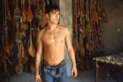 Javier Bardem surrounded by ham legs in the 1992 movie ‘Jamón, jamón.’