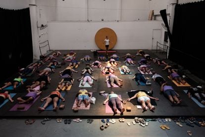 Yoga practice carried out in the shed of the Centro de Artes da Maré located in the Maré complex, in the city of Rio de Janeiro