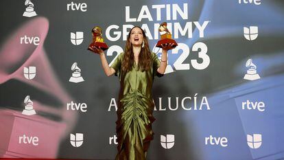 Natalia Lafourcade poses with two of her awards last night in Seville at the Latin Grammy gala.