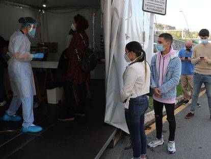 Residents in the Bilbao neighborhood of Santutxu waiting for a PCR test.