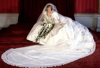 On June 29, 1981, the most watched wedding of the 20th century took place. Lady Di and Prince Charles were married at St. Paul's Cathedral in London, in a televised ceremony followed by 750 million people around the world. The princess walked down the aisle in a dress designed by David and Elizabeth Emanuel that set future trends in bridal fashion and has been since imitated countless times by countless brides. It was a piece loaded with volume, lace and embroidery, with prominent puffed sleeves, a voluminous taffeta skirt and a train almost eight meters long. In June 2021, the design was on display in an exhibition entitled 'Royal Style in the Making' at Kensington Palace in London, which featured previously unseen pieces by some of the monarchy's most celebrated couturiers and had as its main attraction Diana's iconic dress, which was inherited by her sons William and Henry. The couple would separate 11 years later, in 1992.