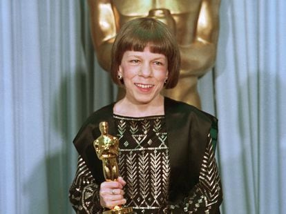 Linda Hunt with the Oscar for Best Supporting Actress in 1983.