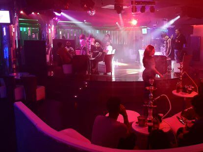 Clientes de Center Mambo Latino, una discoteca en los bajos de Azca, Madrid, el sábado por la noche.