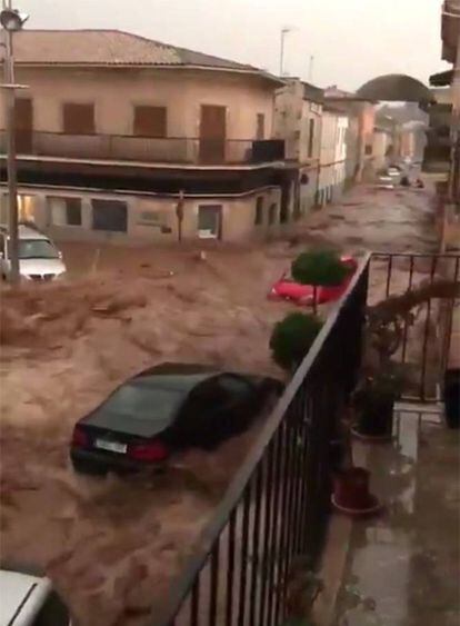 At least five peopl were killed and another five are currently missing after last night’s floods on the Spanish island of Mallorca. In the photo, cars are submerged by the water in Sant Llorenç.