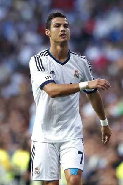 Cristiano Ronaldo gesticulates during the match against Granada.