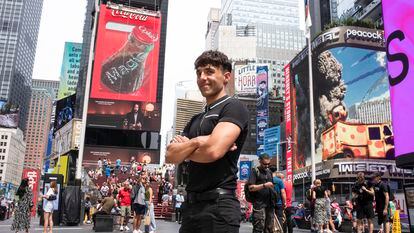 Antonio Díaz, El Mago Pop, poses last Monday in Times Square, New York
