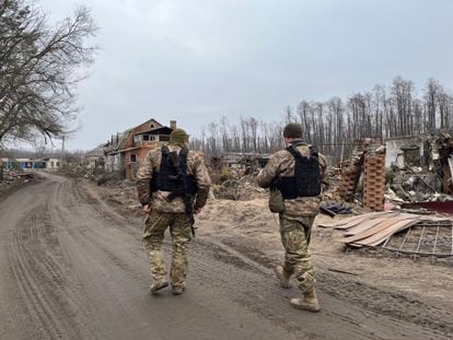 Two soldiers on the Donbas front. 