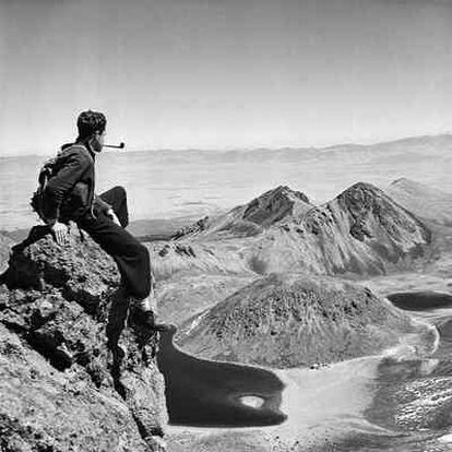 Juan Rulfo nació en 1917 en el sur del Estado de Jalisco. Hacia 1940 tomó sus primeras fotografías y escribió sus primeros textos. En esta década recorrió gran parte de México como excursionista y montañista.