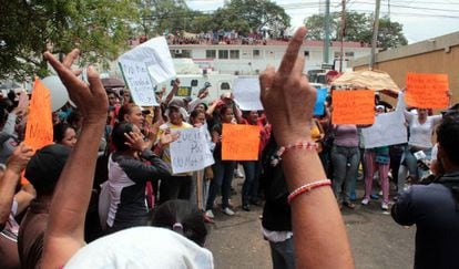Families of inmates protest outside the Sabaneta prison.