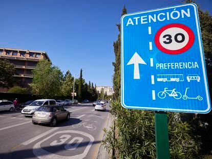 A street lane in Granada indicating the 30km/hour speed limit.
