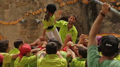 Actor Dani Rovira takes part in a ‘castell’ human tower on set.