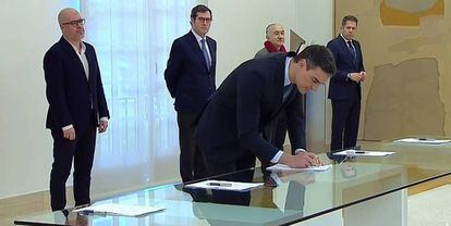 PM Pedro Sánchez signing an extension to the ERTE temporary layoff scheme in the presence of employer association leaders on May 11.