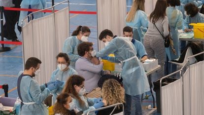 Health workers administering the AstraZeneca vaccine in Seville on February 25. 