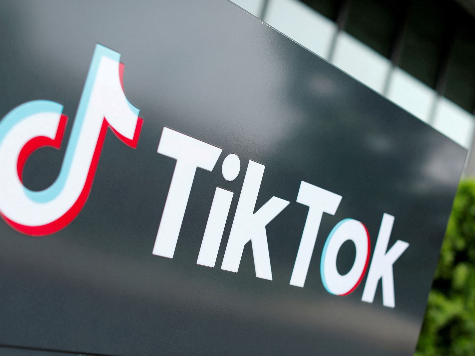 US threatens to ban TikTok unless Chinese owners divest