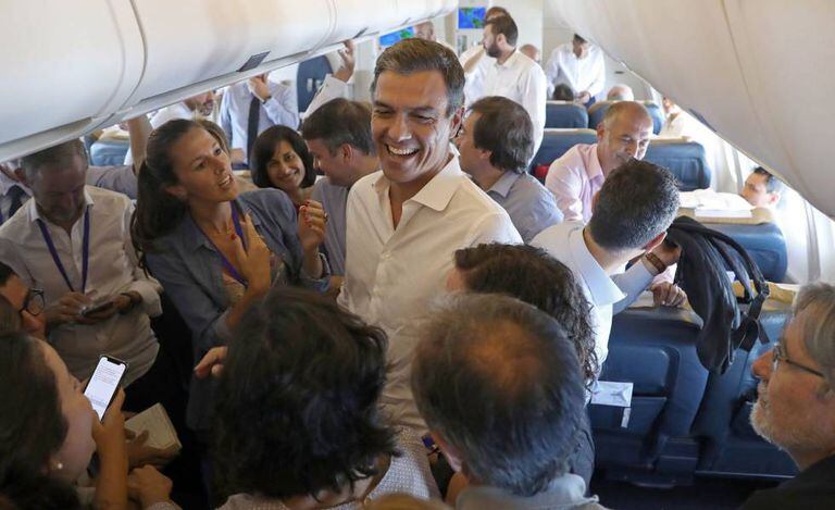Spanish Prime Minister Pedro Sánchez speaks to reporters on the flight back from his Latin American visit.