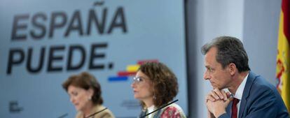 Left to right: Deputy PM Carmen Calvo, government spokesperson María Jesús Montero and Science Minister Pedro Duque.