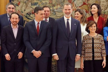 King Felipe VI (r) with (from front left) Deputy Prime Minister Pablo Iglesias, Prime Minister Pedro Sánchez and Deputy Prime Minister Carmen Calvo.