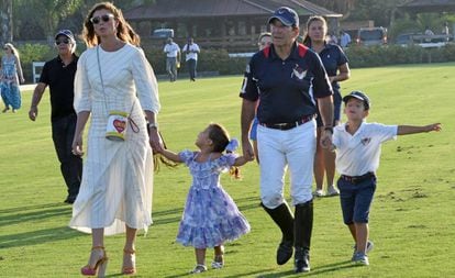 Víctor Vargas and his second wife, María Beatriz Hernández, with their two children in Sotogrande in August.