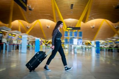 Karla Z. V. at Barajas Airport on May 11, carrying her suitcase which was found to be carrying a gun.