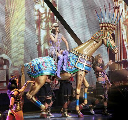 The show had six themes: Prismatic, Egyptian, Cat-Oure, Acoustic, Throw Back and Hyper Neon which had lots of black light costumes and instruments.
