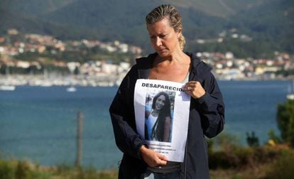 Diana Quer’s mother holding a missing poster.