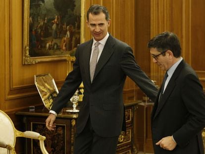 Felipe VI (l) receives congressional speaker Patxi López at the Zarzuela royal palace on March 7.