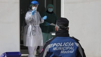 Madrid healthcare workers conducting coronavirus tests on municipal police officers late last month. 