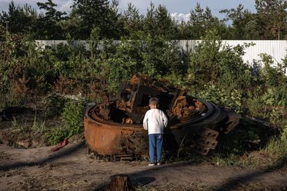 Un niño observa los restos de un tanque ruso destruido cerca de la localidad ucrania de Irpin, en la provincia de Kiev, el miércoles.